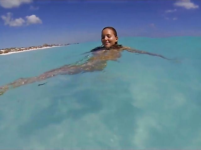 Sexy babe poses naked on the beach and skinny dip