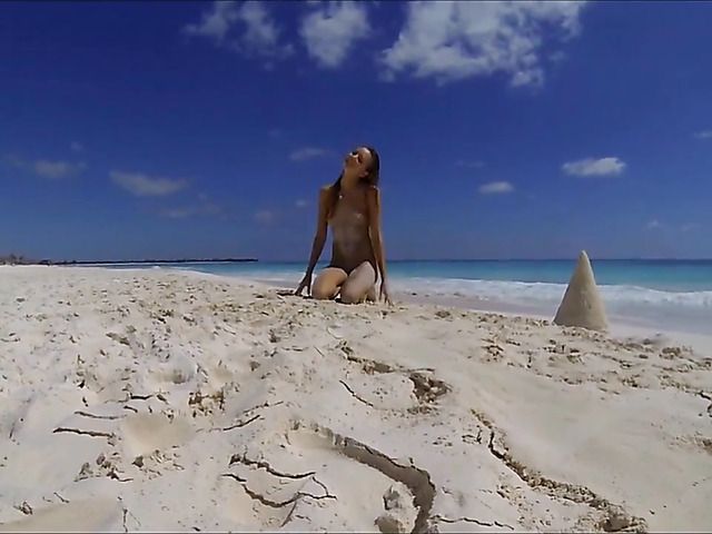 Sexy babe poses naked on the beach and skinny dip