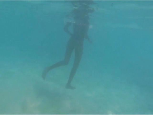 Sexy babe poses naked on the beach and skinny dip