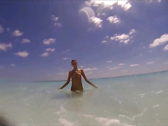 Sexy babe poses naked on the beach and skinny dip