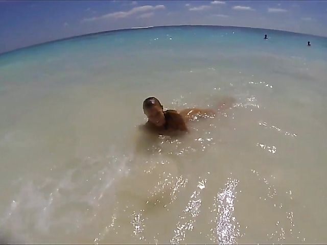 Sexy babe poses naked on the beach and skinny dip