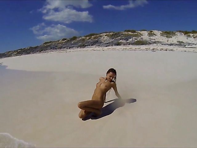 Sexy babe poses naked on the beach and skinny dip