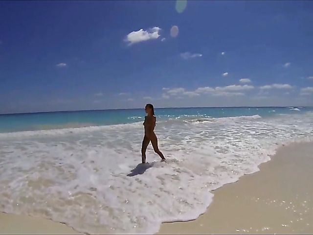 Sexy babe poses naked on the beach and skinny dip