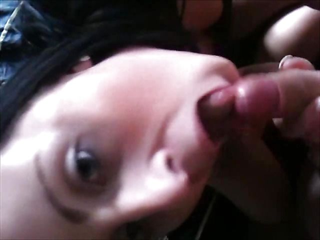 Sexy amateur does naughty things on cam