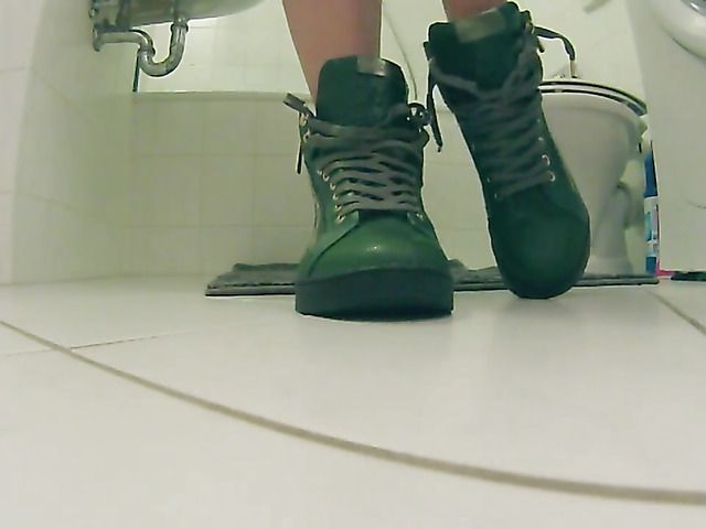 Underwater masturbation and peeing in the bathtub