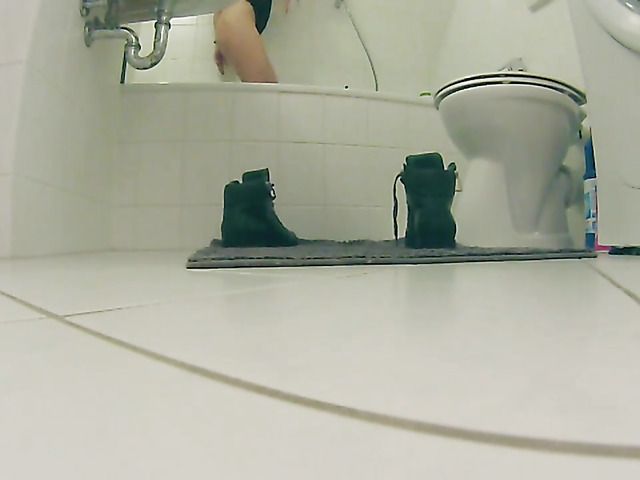 Underwater masturbation and peeing in the bathtub