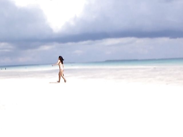 Busty asian babe in bikini Irie Saaya plays on the beach