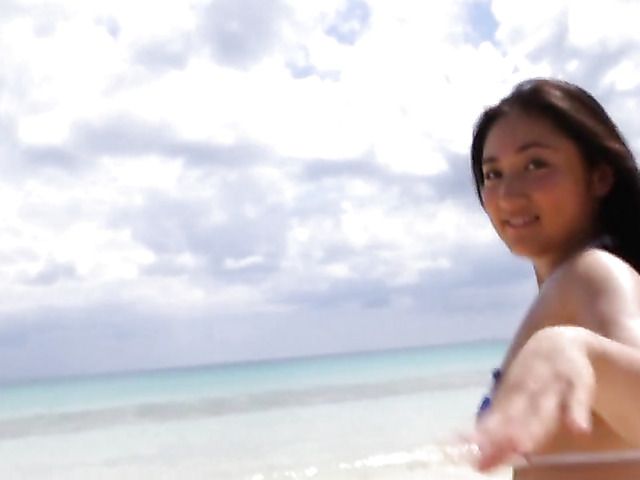 Busty asian babe in bikini Irie Saaya plays on the beach