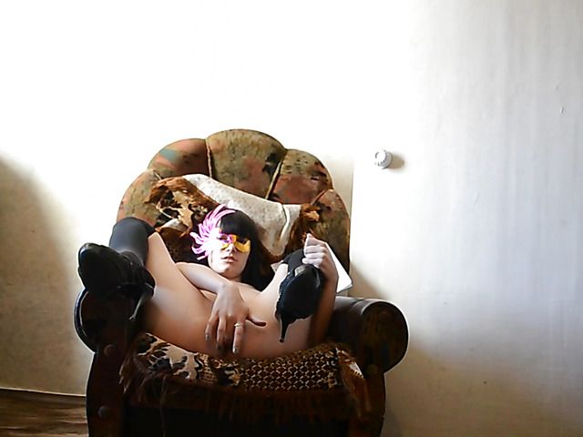 Brunette amateur masturbates at home wearing a mask