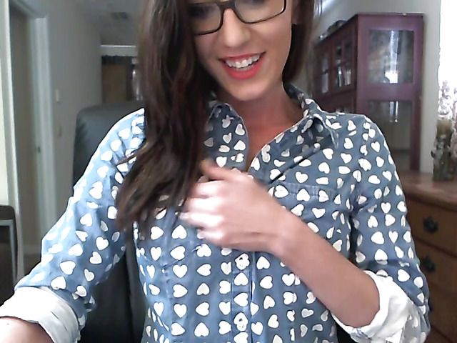Beauty with glasses masturbating her hot pussy on cam