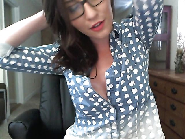 Beauty with glasses masturbating her hot pussy on cam