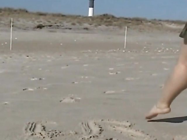 Big butt amateur posing and dildoing her pierced pussy