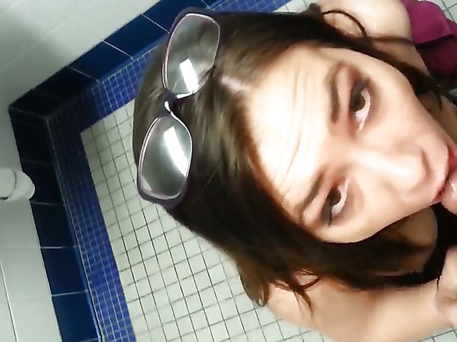 Amateur head and fuck in the bathroom