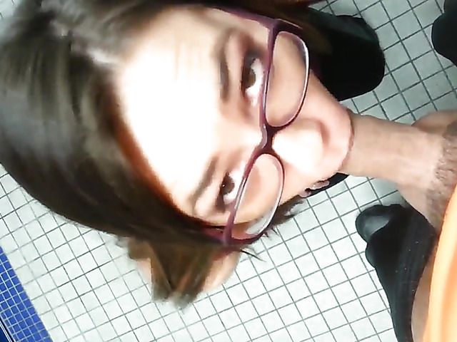 Amateur head and fuck in the bathroom