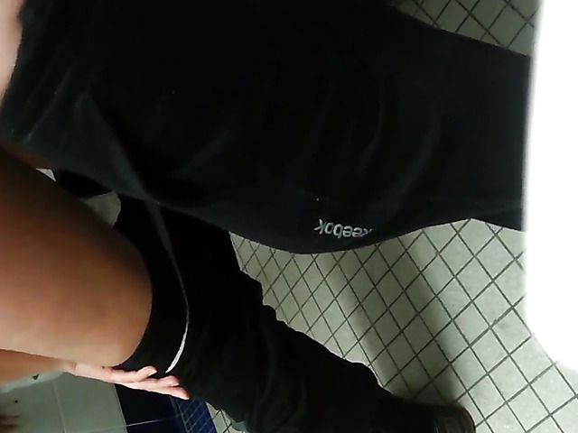 Amateur head and fuck in the bathroom