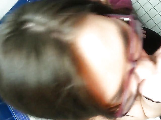 Amateur head and fuck in the bathroom