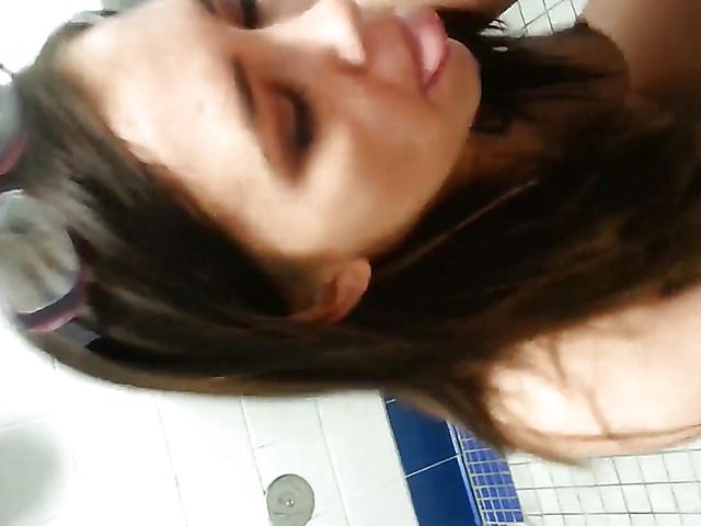 Amateur head and fuck in the bathroom