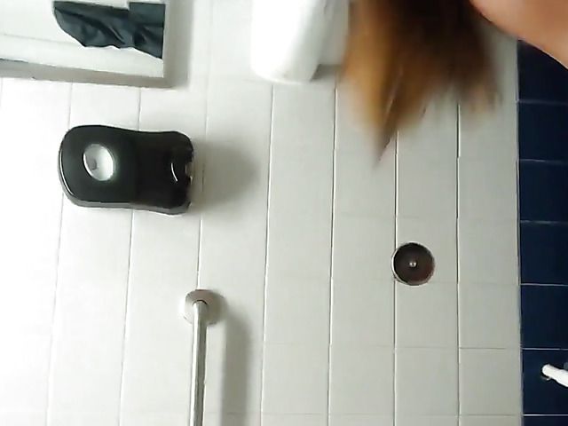 Amateur head and fuck in the bathroom