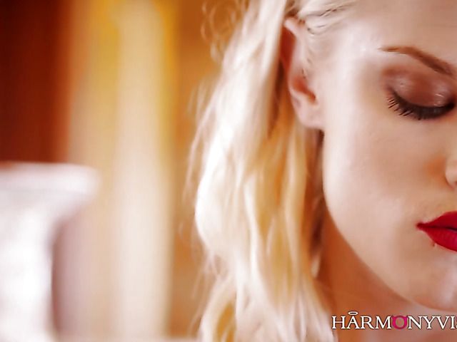 Blonde in nylons Ash Hollywood gets her twat stuffed