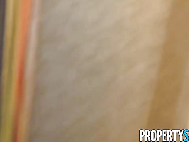 Horny customer makes Veronica Rodriguez squirt