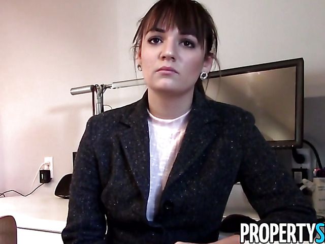 Sexy real estate manager gets a fuck