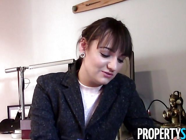 Sexy real estate manager gets a fuck