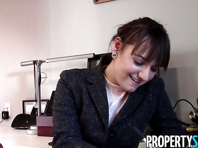 Sexy real estate manager gets a fuck