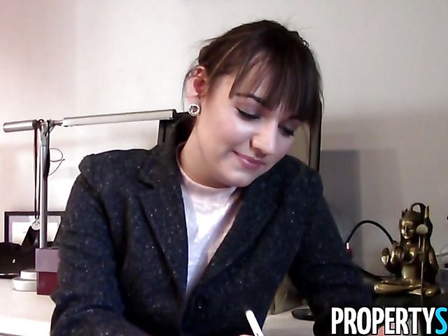 Sexy real estate manager gets a fuck