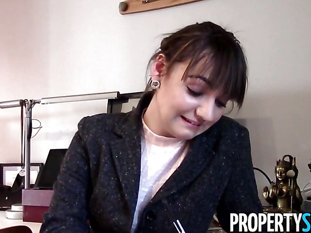 Sexy real estate manager gets a fuck
