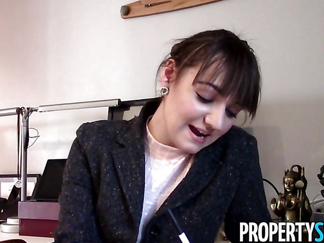Sexy real estate manager gets a fuck