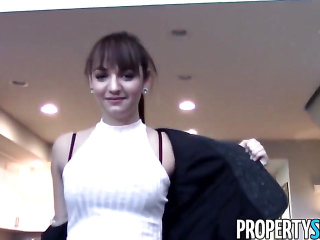 Sexy real estate manager gets a fuck