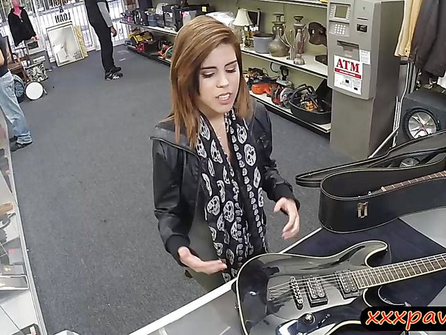 Hot body rocker chick pawns her guitar and her pussy