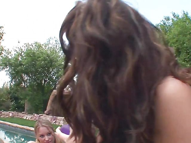 Outdoor lesbian action with Kelly Skyline