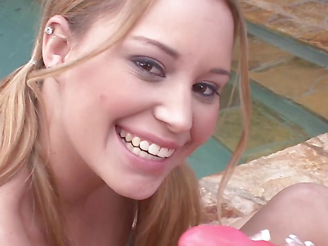 Outdoor lesbian action with Kelly Skyline