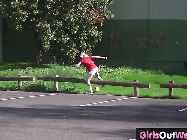 Australian lesbian girl gets her muff tongue fucked in mud