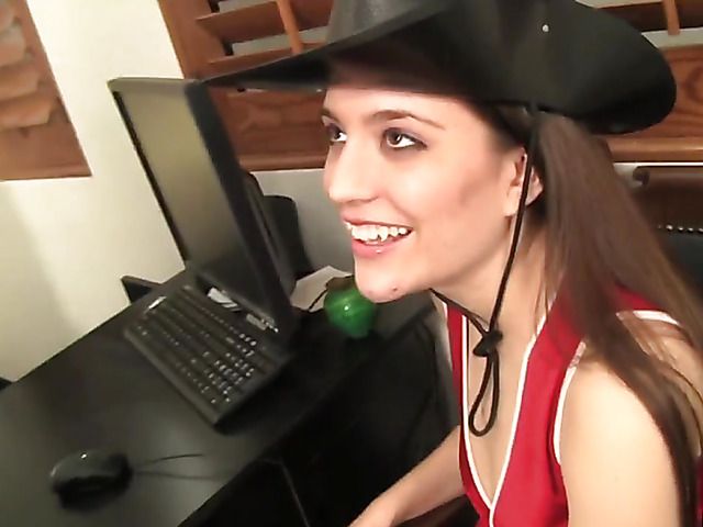 Teen cheerleader Zerena Summers gives a rimjob