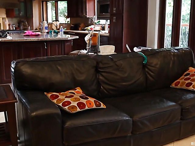 Black lesbian girl uses strap-on on blondes pussy