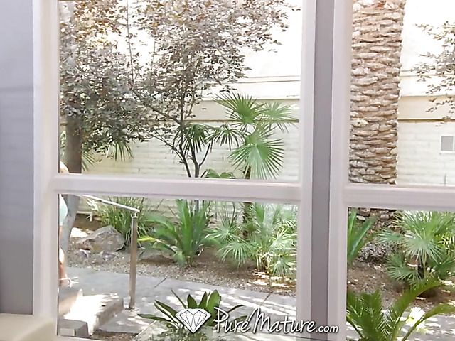 Stunning MILF Eva Long gets her tight ass fucked