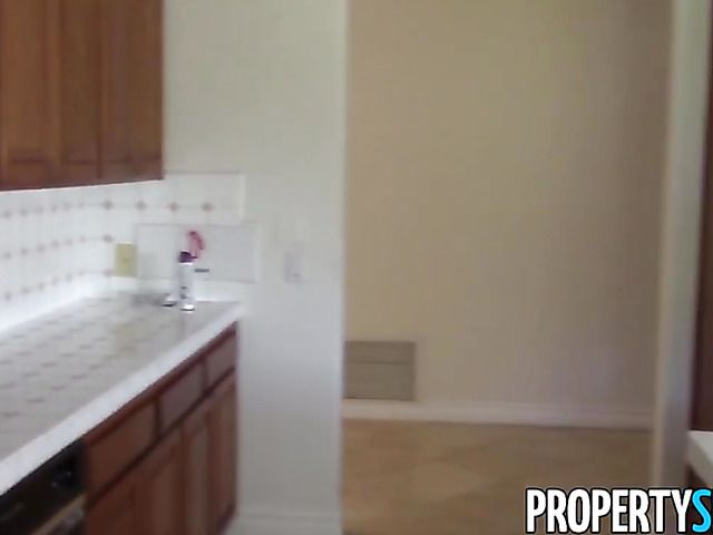 Fake real estate agent fucks a pretty blonde