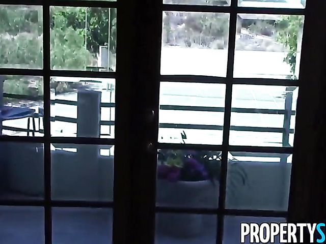 Fake real estate agent fucks a pretty blonde