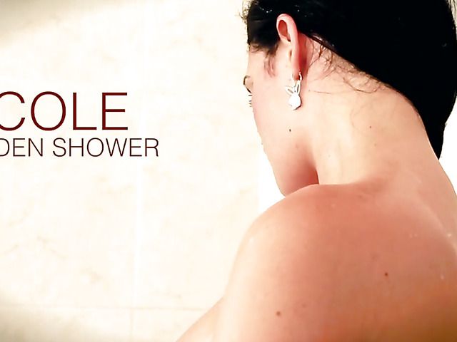 Wet brunette beauty Nicole peeing in the bath