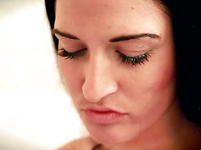 Wet brunette beauty Nicole peeing in the bath