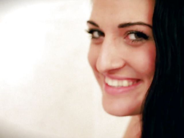 Wet brunette beauty Nicole peeing in the bath