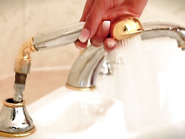 Wet brunette beauty Nicole peeing in the bath