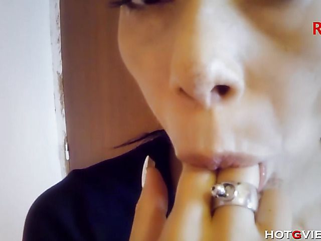 Stacked brunette using toys for squirting orgasm