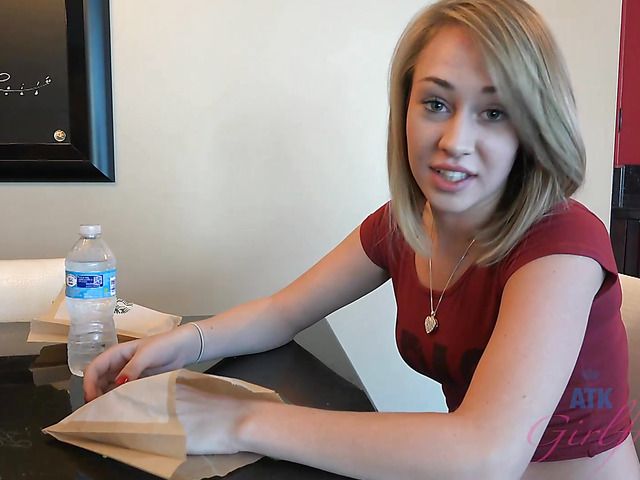 Bad girl Iggy Amore smoking and posing naked in a hotel room