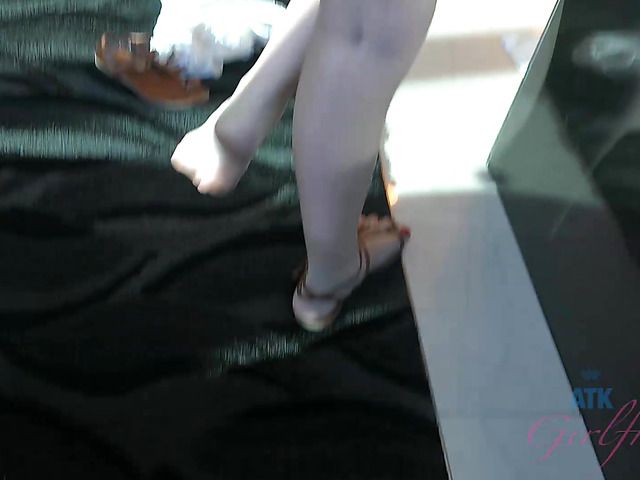 Bad girl Iggy Amore smoking and posing naked in a hotel room