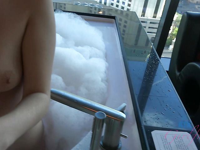 Bad girl Iggy Amore smoking and posing naked in a hotel room