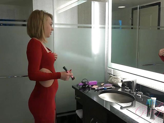 Bad girl Iggy Amore smoking and posing naked in a hotel room