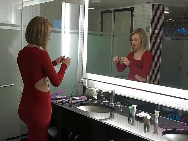 Bad girl Iggy Amore smoking and posing naked in a hotel room